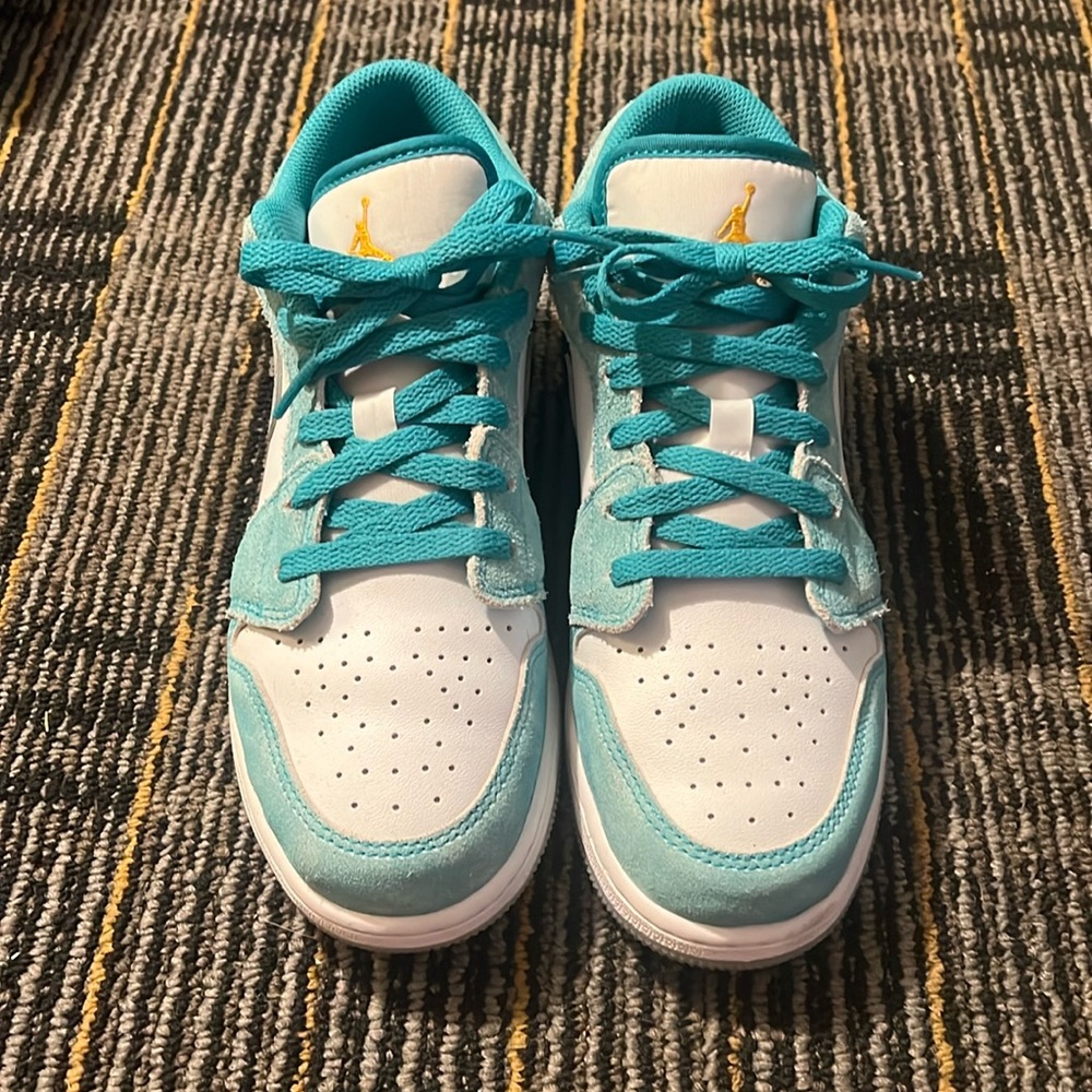 Jordan lows grade school new emerald size 6.5